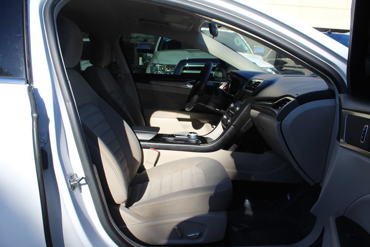 Used 2018 Ford Fusion SE FWD image 19