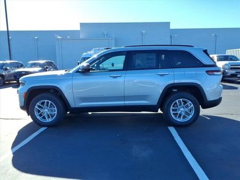 New 2025 Jeep Grand Cherokee 4WD image 3