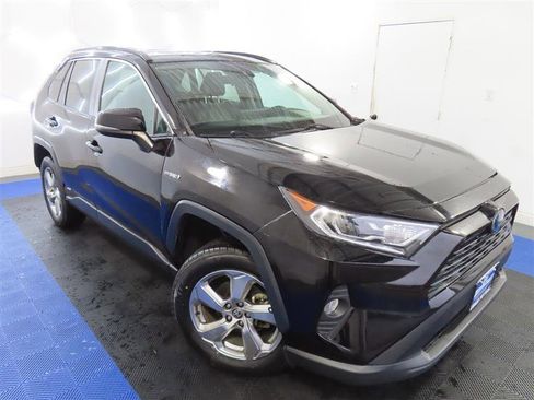 Used 2021 Toyota RAV4 XLE Premium image 5
