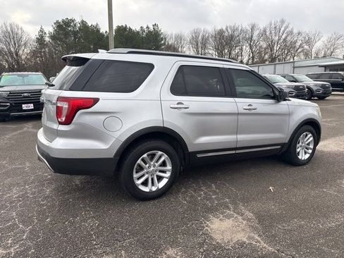 Used 2017 Ford Explorer XLT image 11