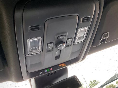 Used 2025 GMC Yukon XL Denali AWD/4WD image 32