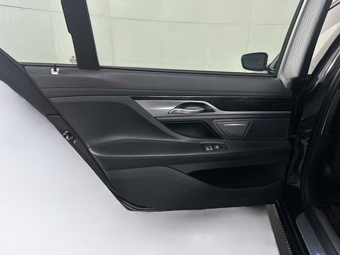 Used 2020 BMW 750i xDrive w/ Executive Package image 27