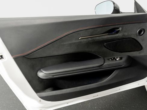 Used 2025 Aston Martin V8 Vantage Coupe RWD image 42