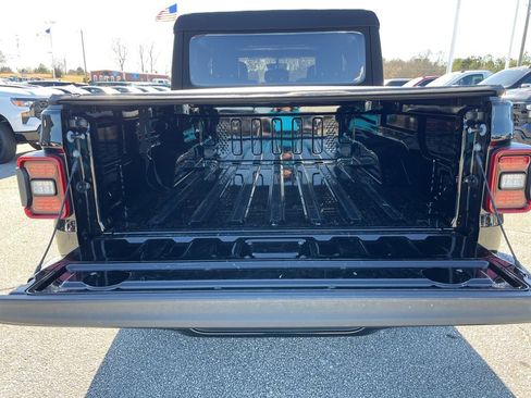 Used 2023 Jeep Gladiator Overland image 24