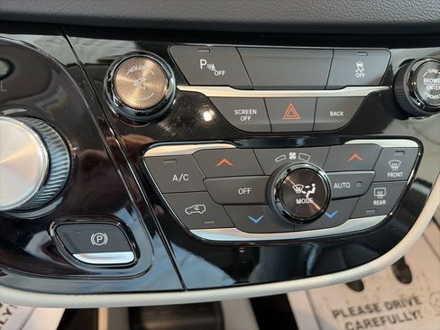 Used 2017 Chrysler Pacifica Touring-L image 36