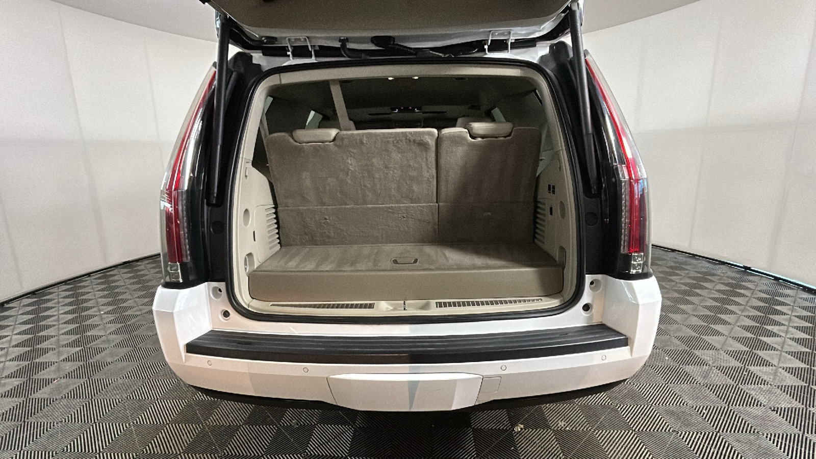 Used 2018 Cadillac Escalade Luxury AWD/4WD image 34