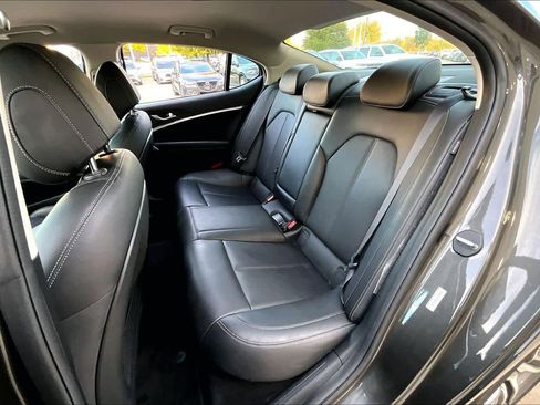 Used 2025 Genesis G70 2.5T image 19