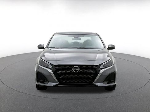 Used 2025 Nissan Altima 2.5 SV FWD image 2