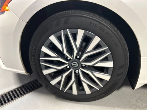 Used 2024 Nissan Altima 2.5 SV w/ SV Premium Package FWD image 9