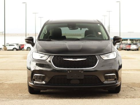 Used 2023 Chrysler Pacifica Touring-L FWD image 2