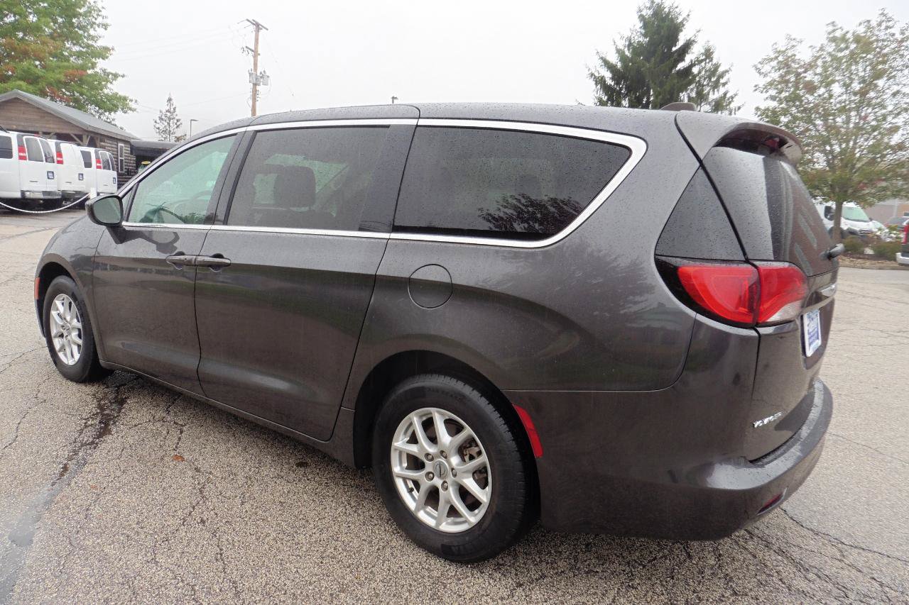 Used 2022 Chrysler Voyager LX FWD image 2