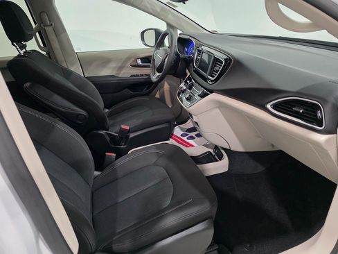 Used 2024 Chrysler Voyager LX image 24
