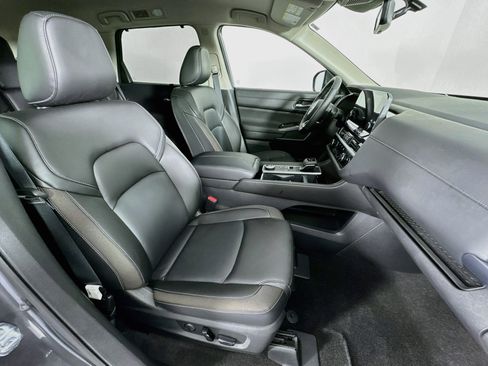 Used 2025 Nissan Pathfinder SL AWD/4WD image 29