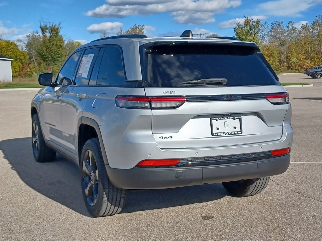 Used 2024 Jeep Grand Cherokee Altitude AWD/4WD image 3