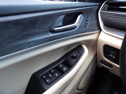 Used 2021 Jeep Grand Cherokee L Limited image 26