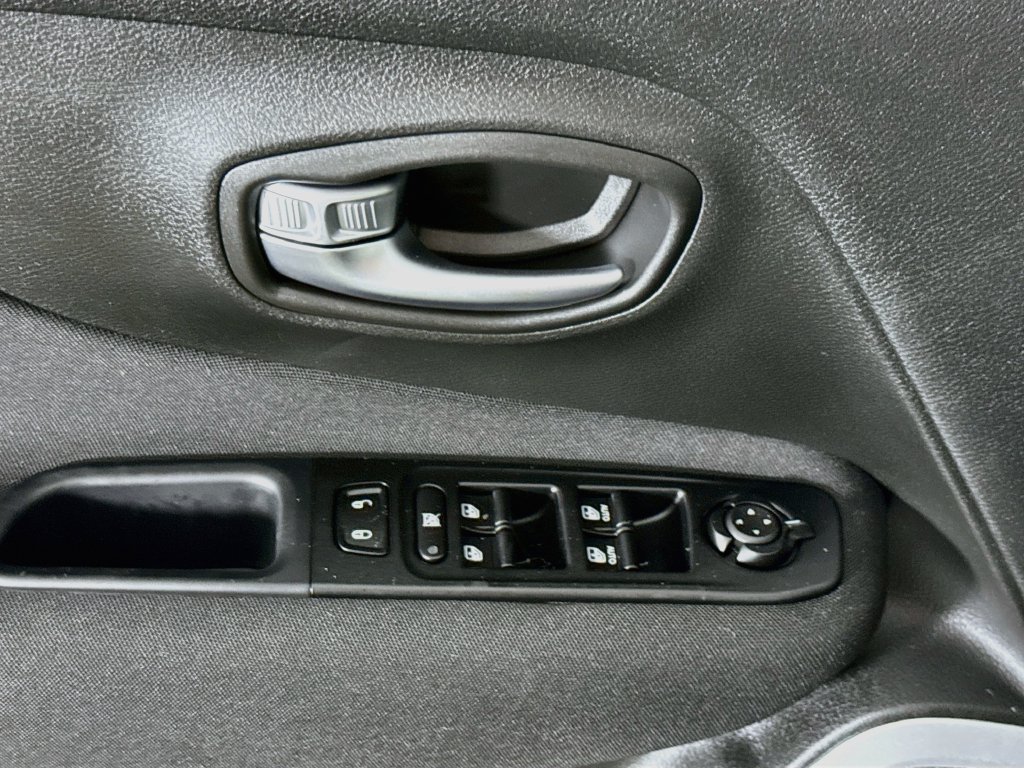 Used 2021 Jeep Renegade Latitude AWD/4WD image 23