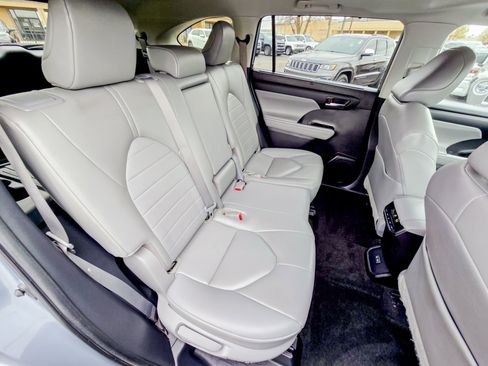Used 2023 Toyota Highlander XLE image 27