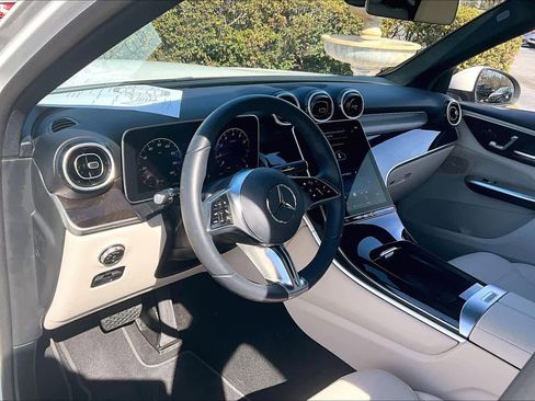 Used 2025 Mercedes-Benz GLC 300 4MATIC image 17