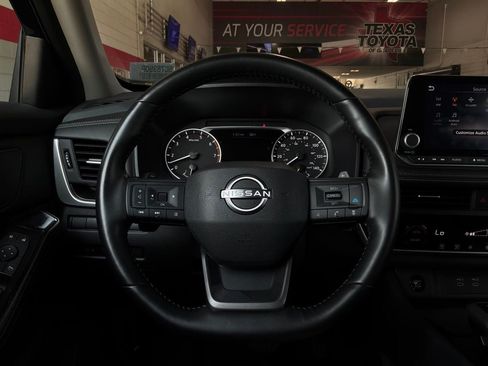 Used 2025 Nissan Rogue SV FWD image 32