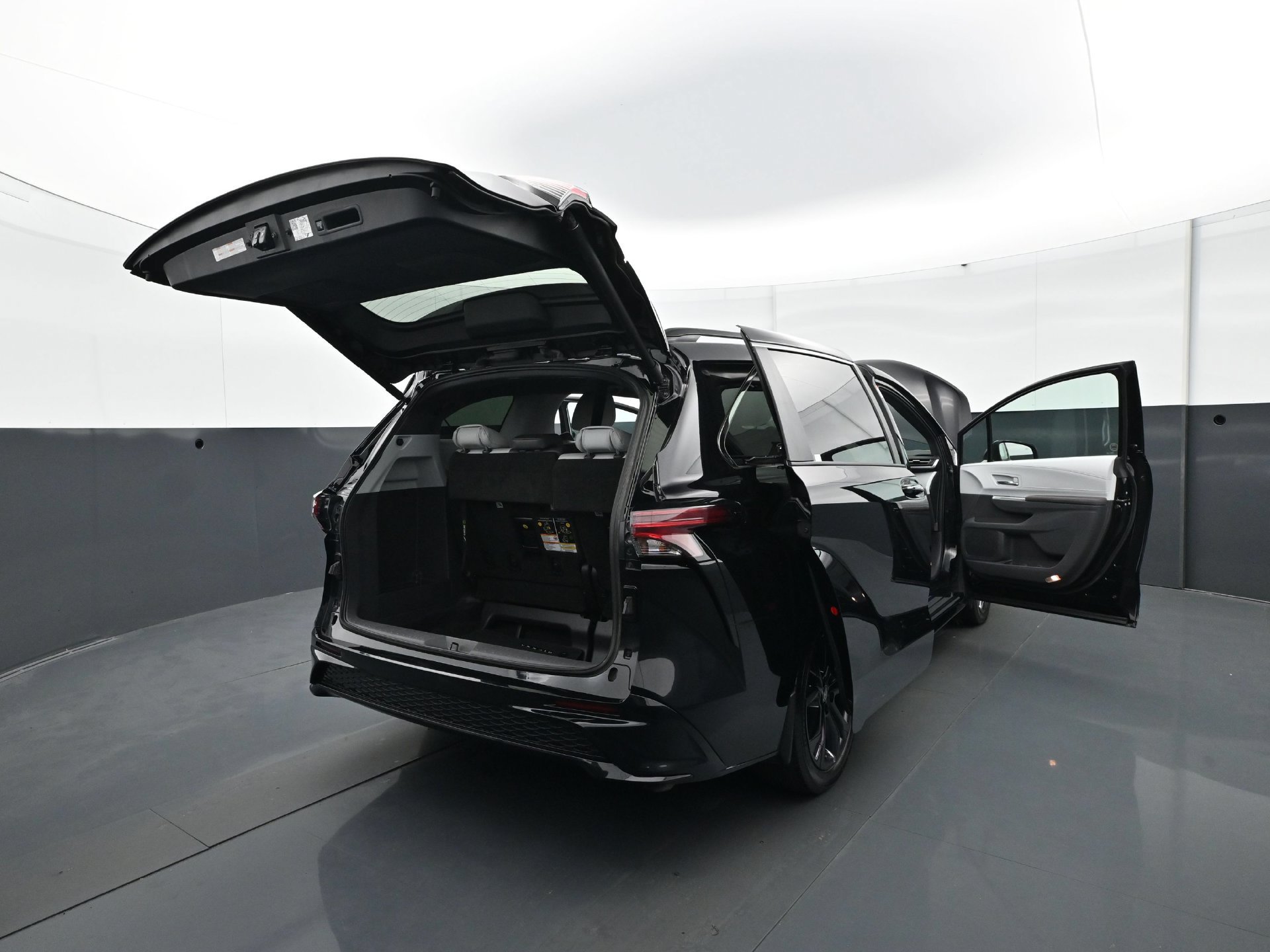 Used 2022 Toyota Sienna XSE FWD image 34