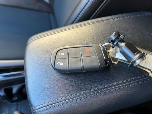 Used 2025 Jeep Compass Trailhawk image 21