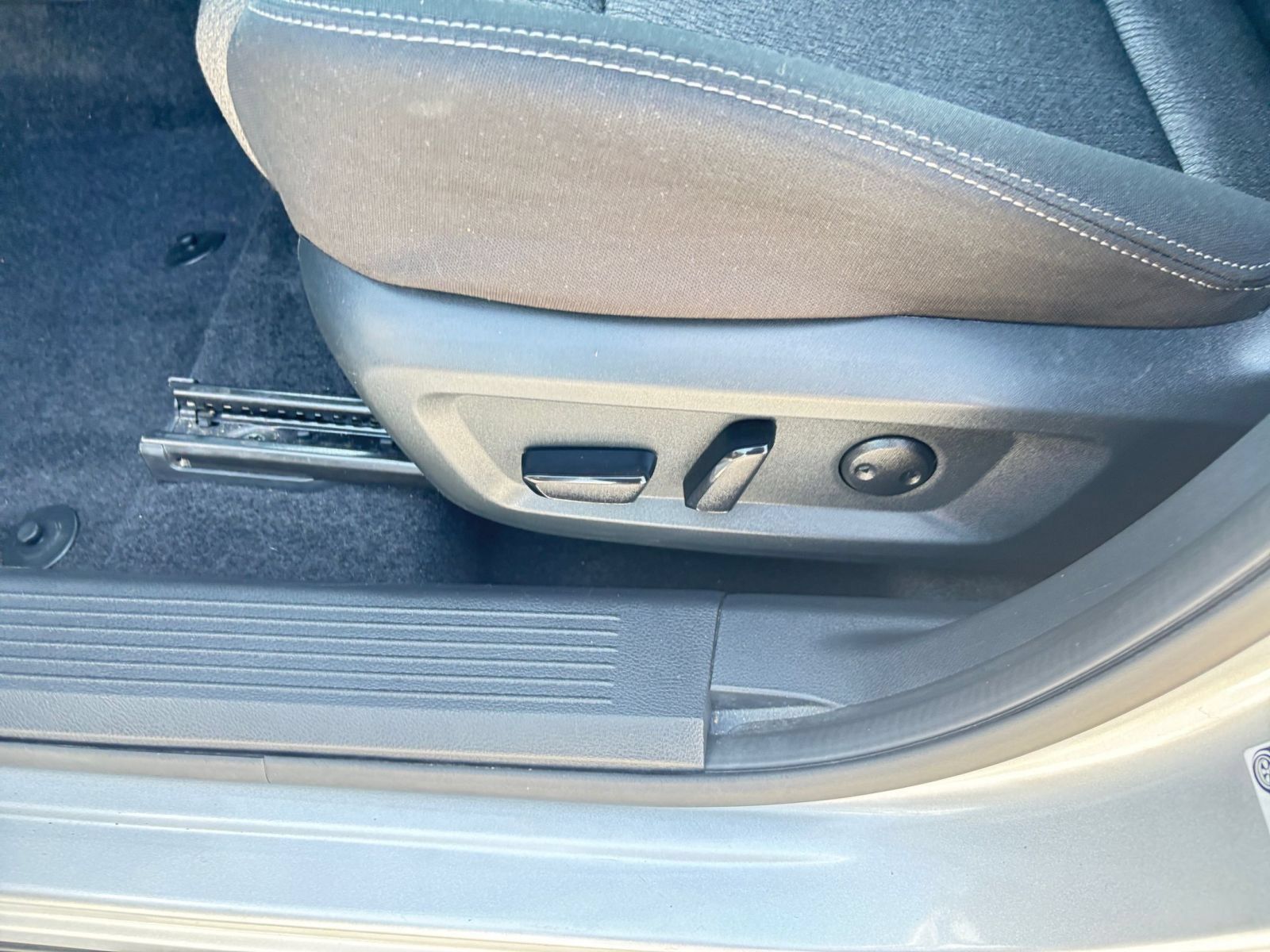 Used 2025 Nissan Rogue SV FWD image 21