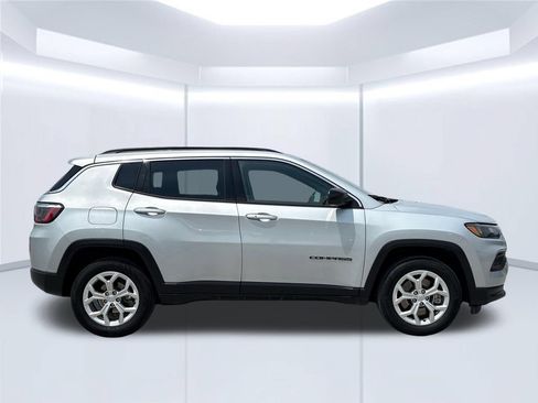 Used 2024 Jeep Compass Latitude AWD/4WD image 8