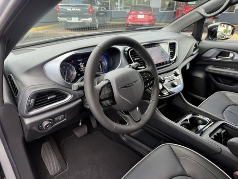New 2026 Chrysler Pacifica Limited image 13