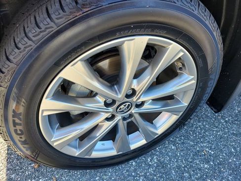 Used 2018 Toyota RAV4 Limited image 17