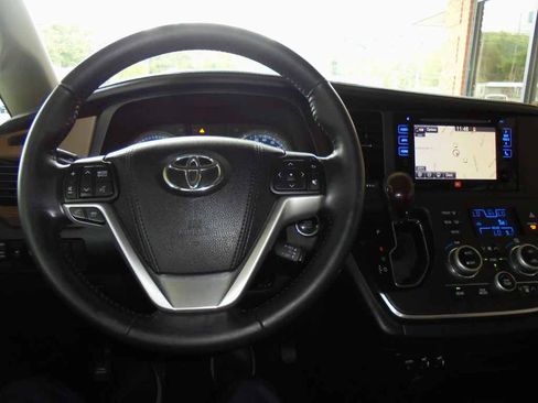 Used 2017 Toyota Sienna Limited w/ Outdoor Package AWD/4WD image 6
