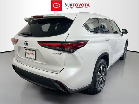 Used 2022 Toyota Highlander XLE AWD/4WD image 4