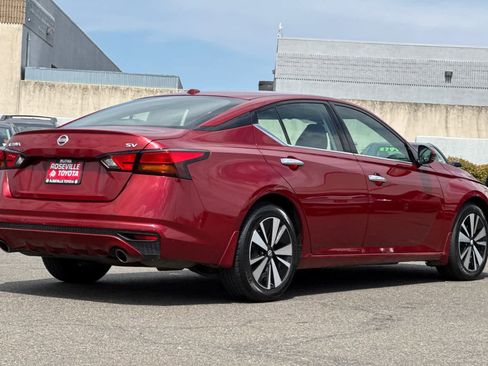 Used 2020 Nissan Altima 2.5 SV image 2