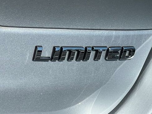 Used 2023 Jeep Grand Cherokee L Limited AWD/4WD image 2