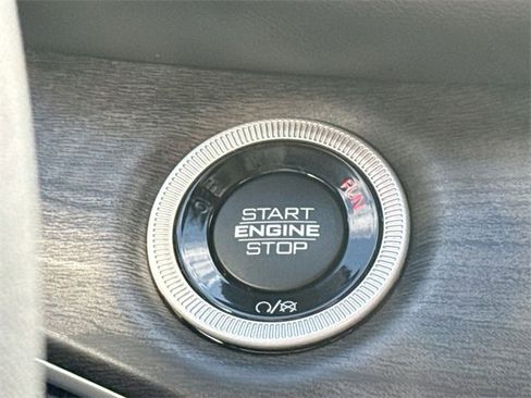 Used 2023 Jeep Grand Cherokee Limited w/ Luxury Tech Group II image 36