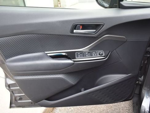 Used 2019 Toyota C-HR XLE FWD image 17
