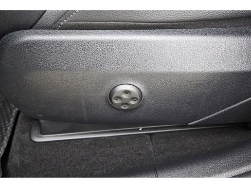 Used 2025 Mercedes-Benz GLC 300 image 30