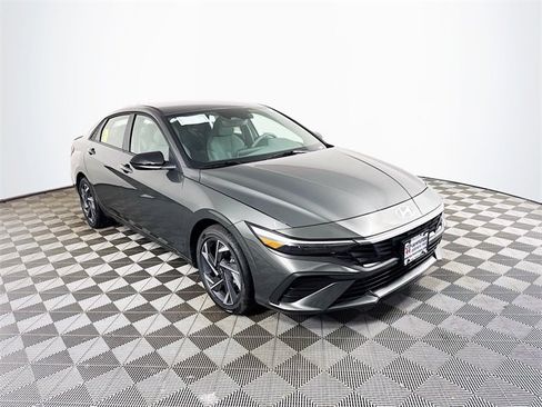 New 2025 Hyundai Elantra SEL image 9