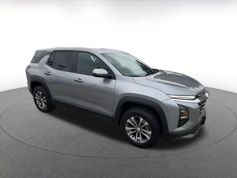 Used 2025 Chevrolet Equinox LT FWD image 2
