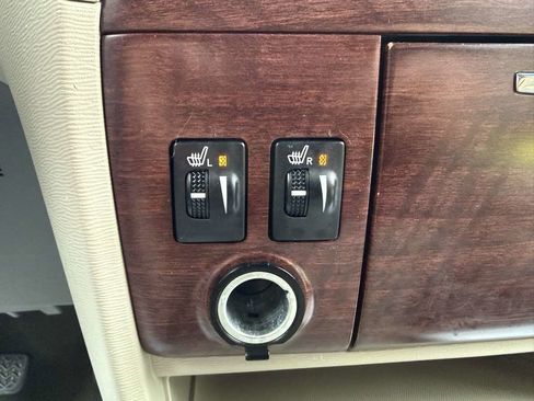 Used 2013 Toyota Sienna XLE image 23