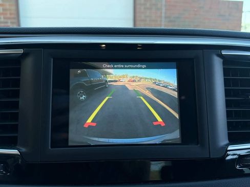 Used 2018 Chrysler Pacifica Touring-L FWD image 12