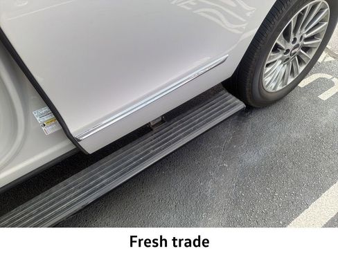 Used 2020 Lincoln Navigator 2WD image 3