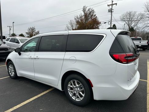 New 2026 Chrysler Pacifica Select image 10