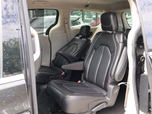 Used 2023 Chrysler Pacifica Touring-L FWD image 28