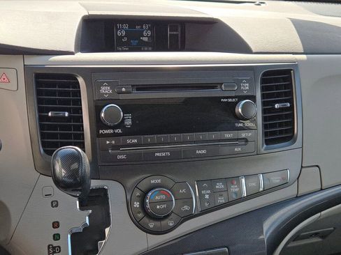 Used 2012 Toyota Sienna SE image 21