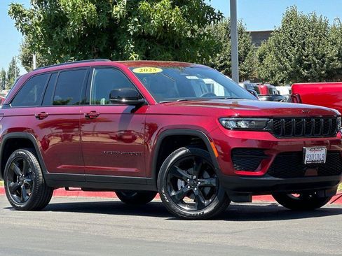 Used 2025 Jeep Grand Cherokee Altitude AWD/4WD image 2