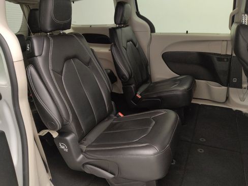 Used 2022 Chrysler Pacifica Touring-L FWD image 19