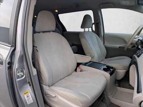 Used 2013 Toyota Sienna L image 20