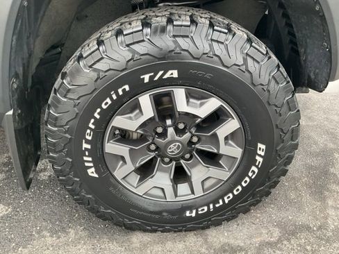 Used 2020 Toyota Tacoma TRD Off-Road image 9
