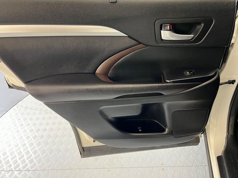 Used 2016 Toyota Highlander XLE image 22