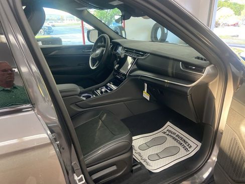 New 2025 Jeep Grand Cherokee Altitude image 16